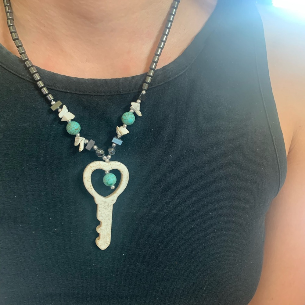 NWOT Women’s hematite stone & bead key necklace